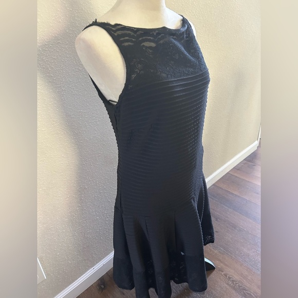 Julian Taylor Elegant Black Lace accent flared sleeveless midi dress size 10 NWT - Picture 5 of 6
